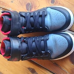 Air jordán 1 mid light smoke 4.5Y shoes red,Black and grey